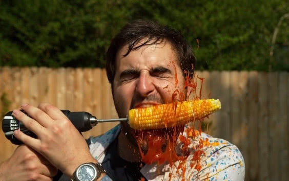 男子玉米插电钻挑战10秒吃完,结果让人啼笑皆非|玉米|电钻|番茄酱