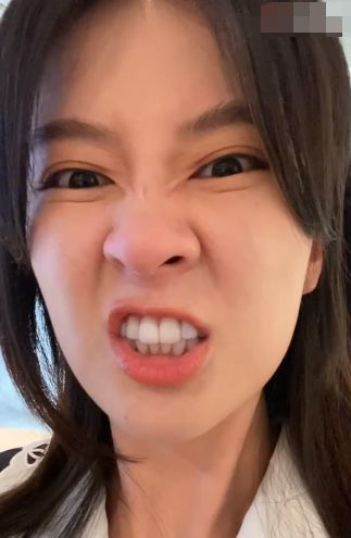 在视频的结尾,乔欣不忘扮个鬼脸,或许是用搞怪的表情证明她是可以做