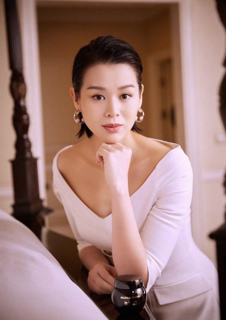 胡杏儿超短发造型,斜肩设计连衣裙修车锁骨好性感,美出新高度|胡杏儿