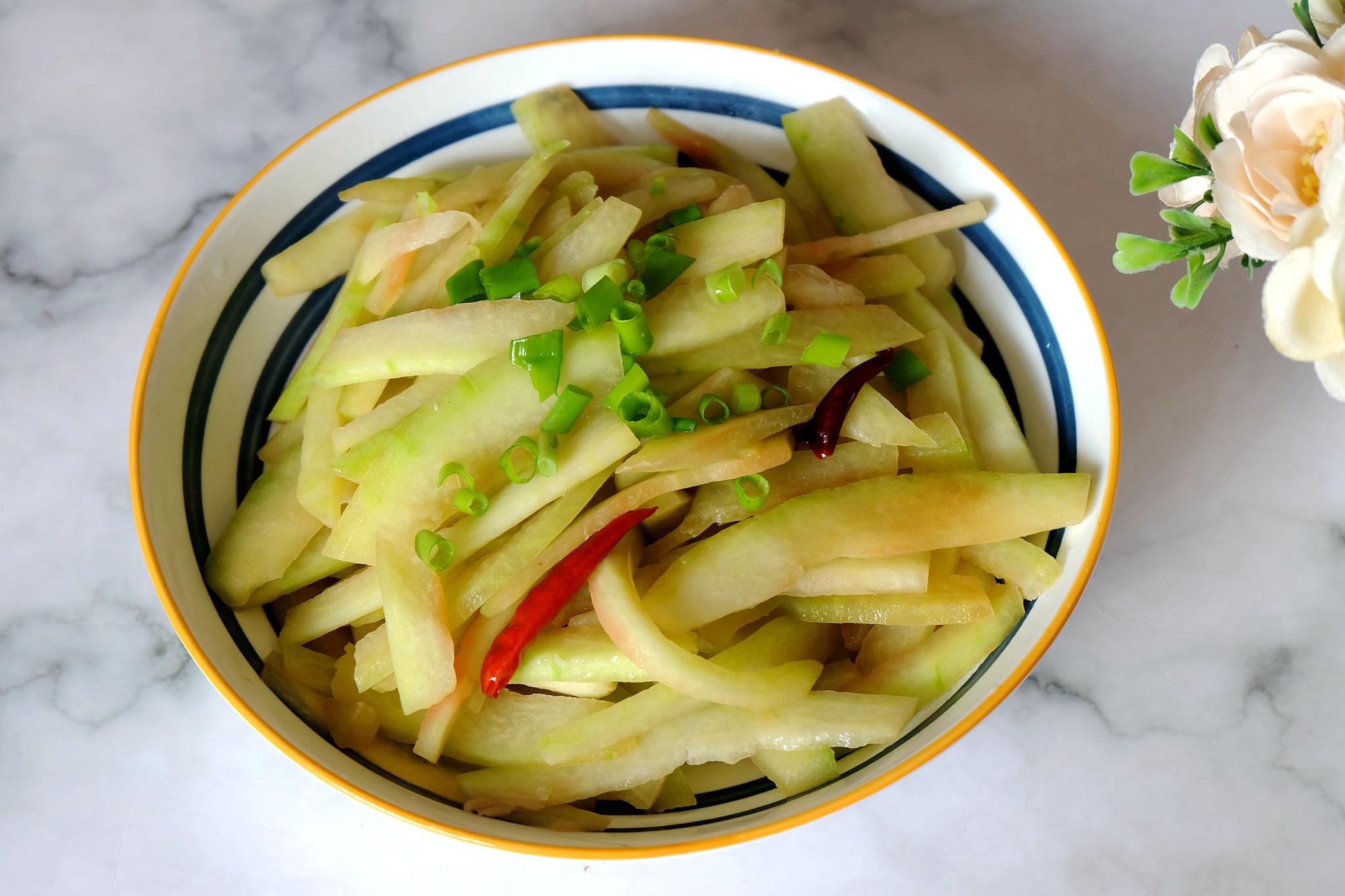 西瓜皮别再扔了用它炒菜清爽脆嫩真好吃免费的食材别浪费