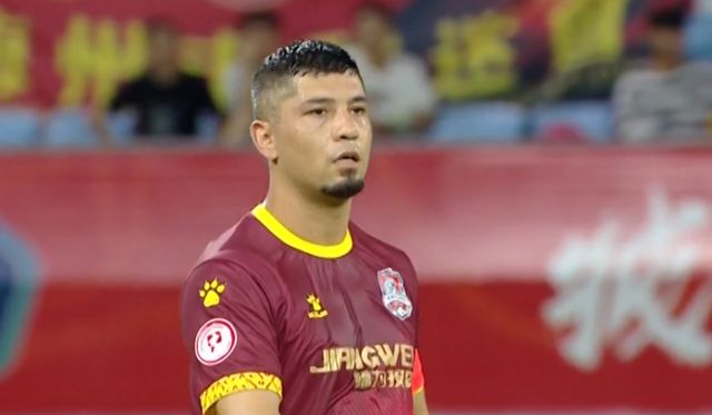 第76分钟,梅州客家定位球传中,新疆队球员解围不远,卢琳传中,崔巍跟进