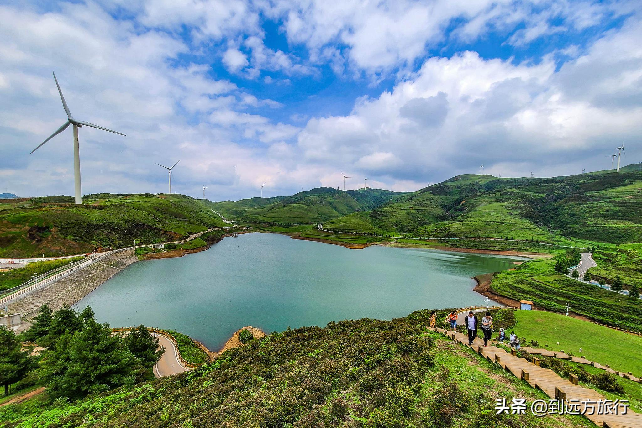 乌蒙大草原天池乌蒙大草原的最高海拔达到2857米,是一处名副其实的"