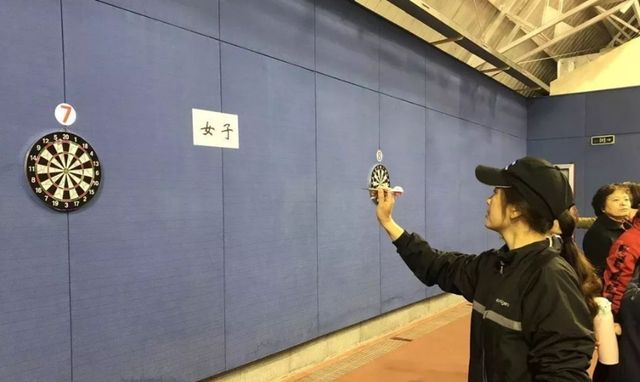 飞镖比赛的基本规则是什么?飞镖比赛的距离及其位置是多少?