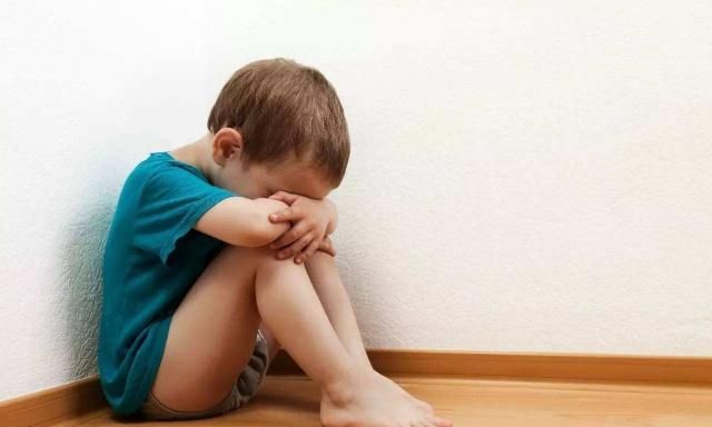 11岁女孩每天洗碗拖地带弟妹,得不到妈妈的拥抱,网友：心疼姐姐休闲区蓝鸢梦想 - Www.slyday.coM