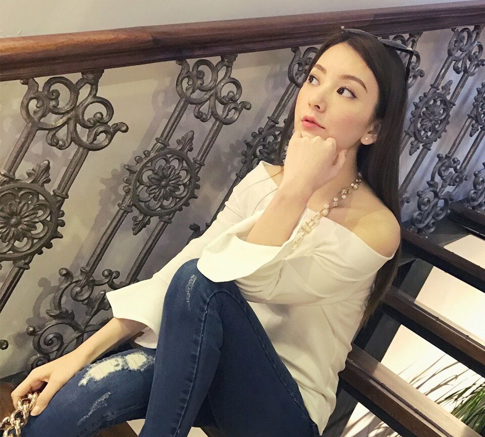 天王嫂方媛穿短背心健身,皮肤白皙紧致,双臂纤细修长身材曼妙