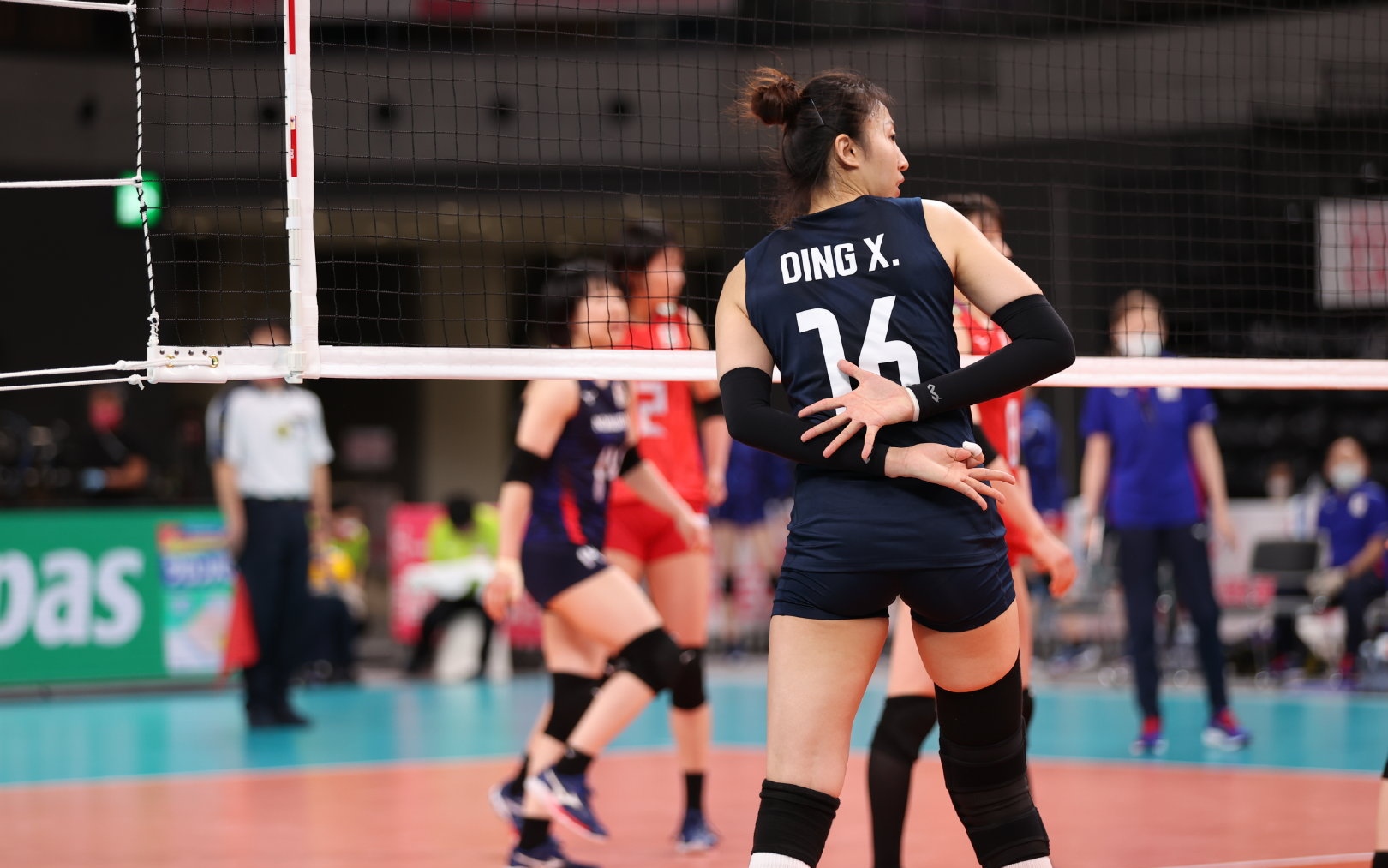 中国女排3人发挥欠佳张常宁强攻接连被拦丁霞后半阶段被换下