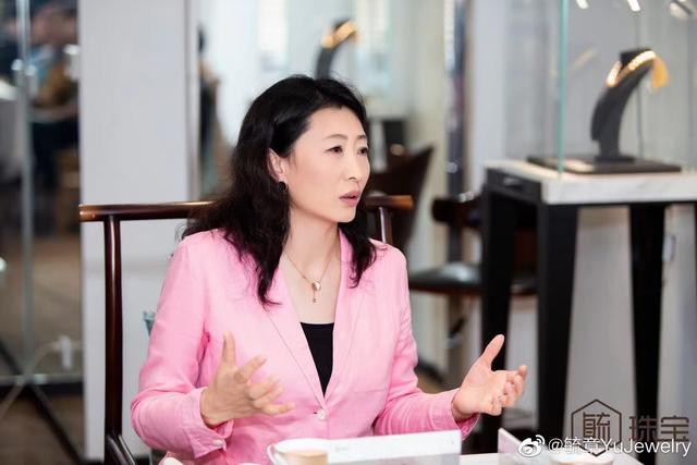 国羽名将张宁近照曝光一袭粉色西装笑容甜美曾夺奥运单打金牌