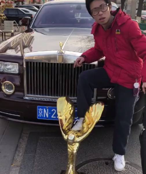 男子买了一辆劳斯莱斯嫌弃小金标不拉风结果换上了大金标