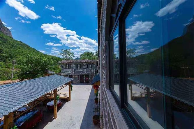 河南万仙山郭亮村翠崖仙居民宿,山崖下的独居小院,隐世隔绝!