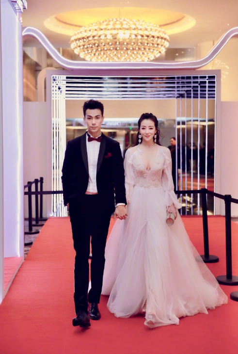 姐弟恋超幸福戴向宇晒照庆祝结婚五周年陈紫函甜蜜互动