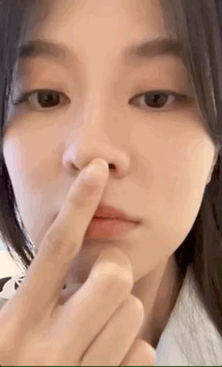 乔欣霸气怼脸自拍,用力捏五官力证没有整过容,发文"哪里变了"