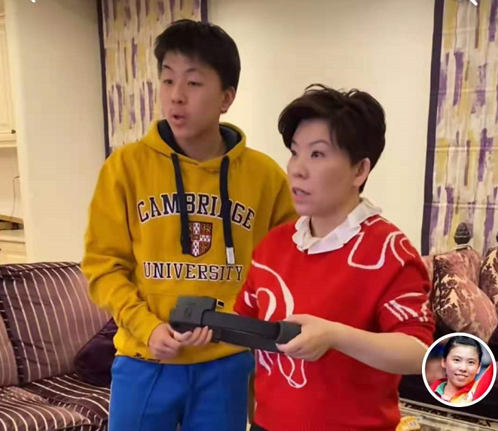 邓亚萍为爱子庆祝单打夺冠