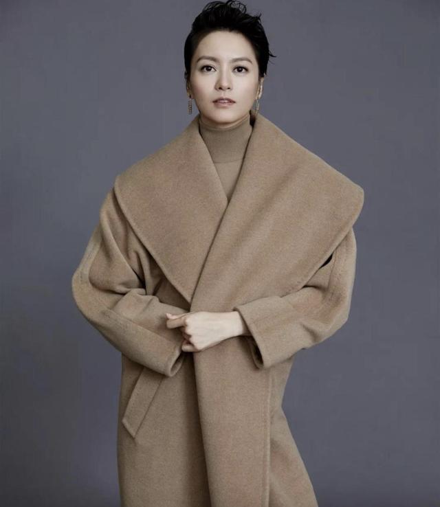 梁咏琪穿衣真胆大身穿一袭黑色镂空连衣裙亮相性感优雅