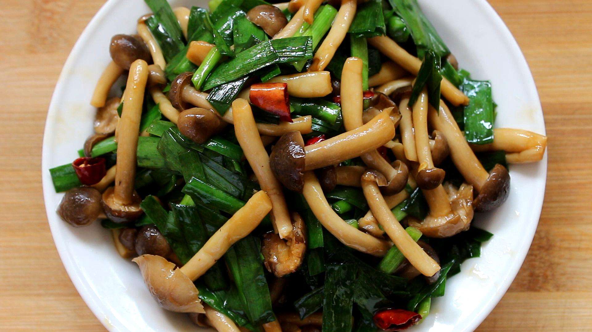 原来韭菜炒蘑菇这样做更好吃营养美味又下饭每次一盘都不够吃