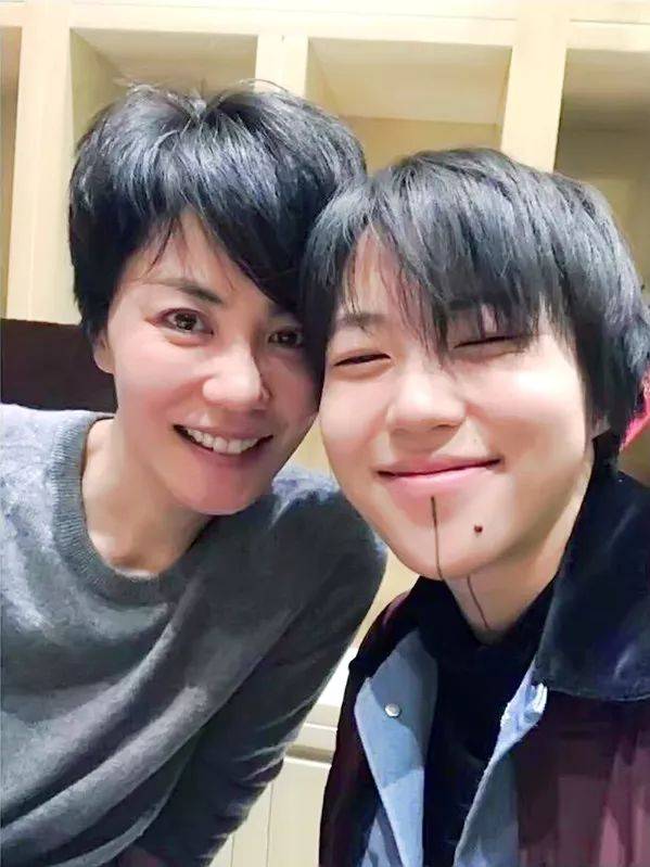 王菲的女儿李嫣,藏在姐姐窦靖童身后的女孩|李嫣|窦靖童|王菲_新浪