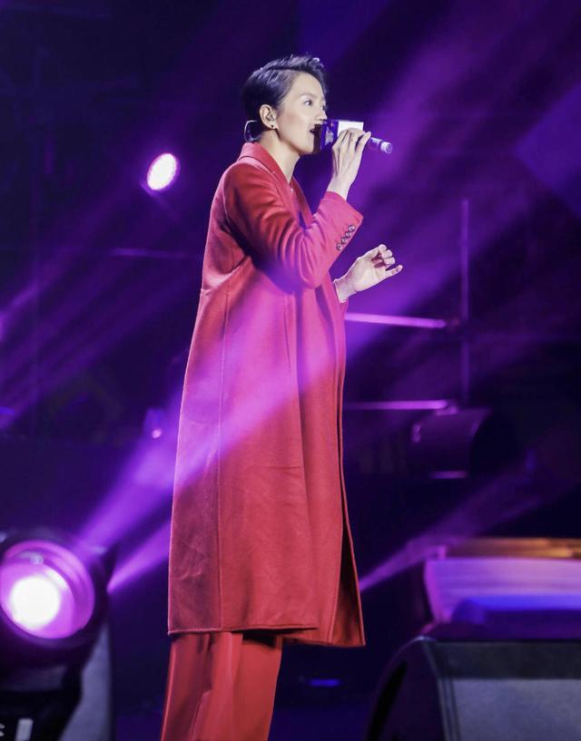 梁咏琪穿衣真胆大身穿一袭黑色镂空连衣裙亮相性感优雅