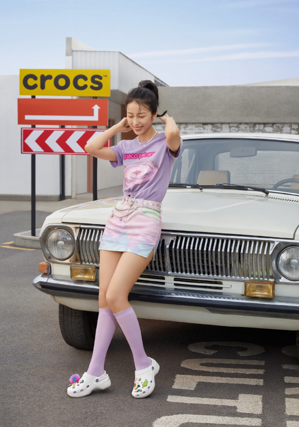 周雨彤拿少女袜配洞洞鞋本以为不合适不料超显腿细