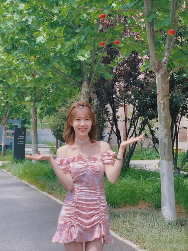 不得不说,从照片可以看出一点,吴迪的身材还是很不错的,大长腿也是很