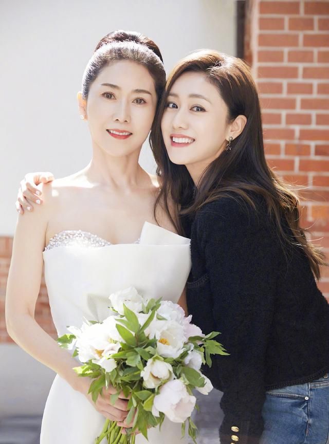 刘芸和妈妈,颜值身材在线,妥妥的姐妹花