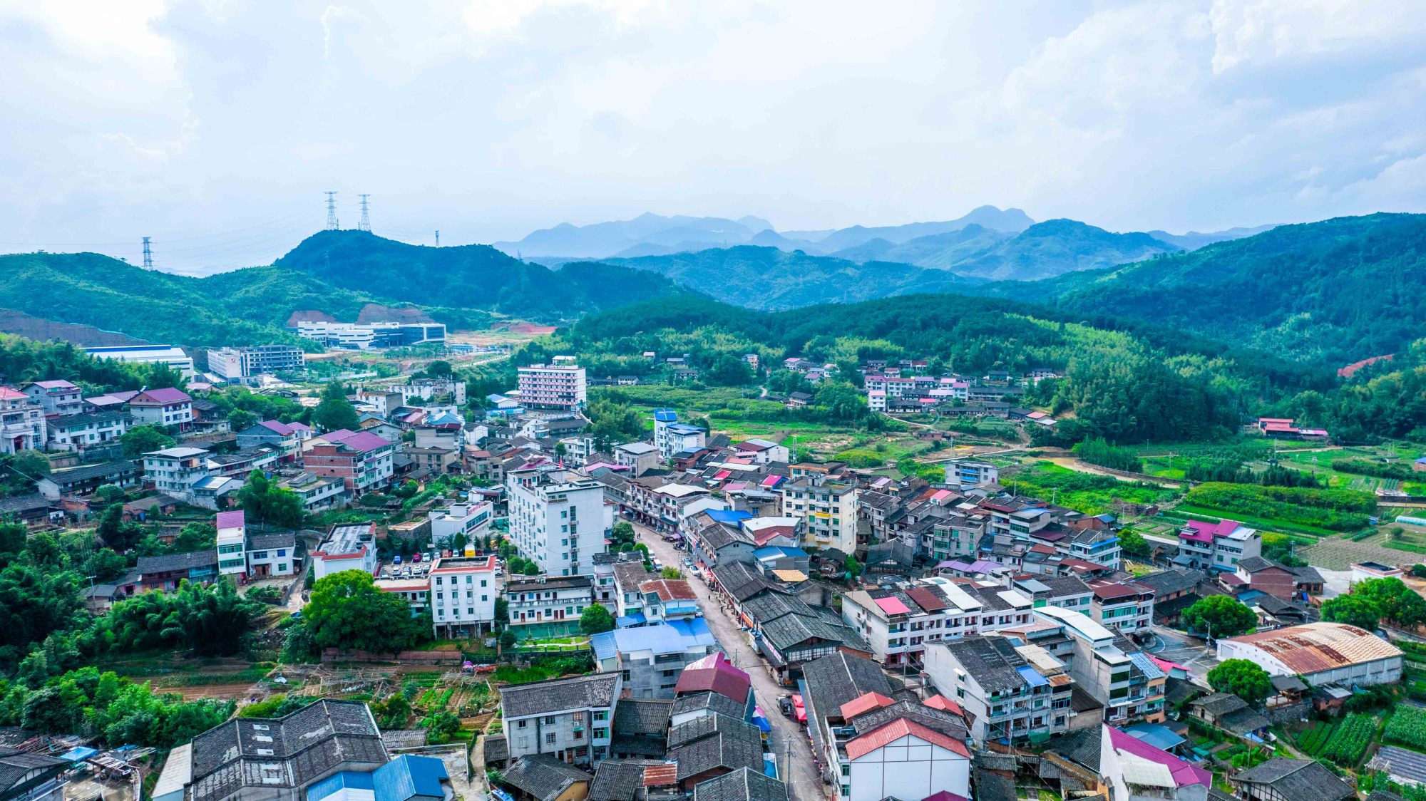 洋溪镇隶属于福建省三明市三元区,距市区12千米,可以说是市区边上的