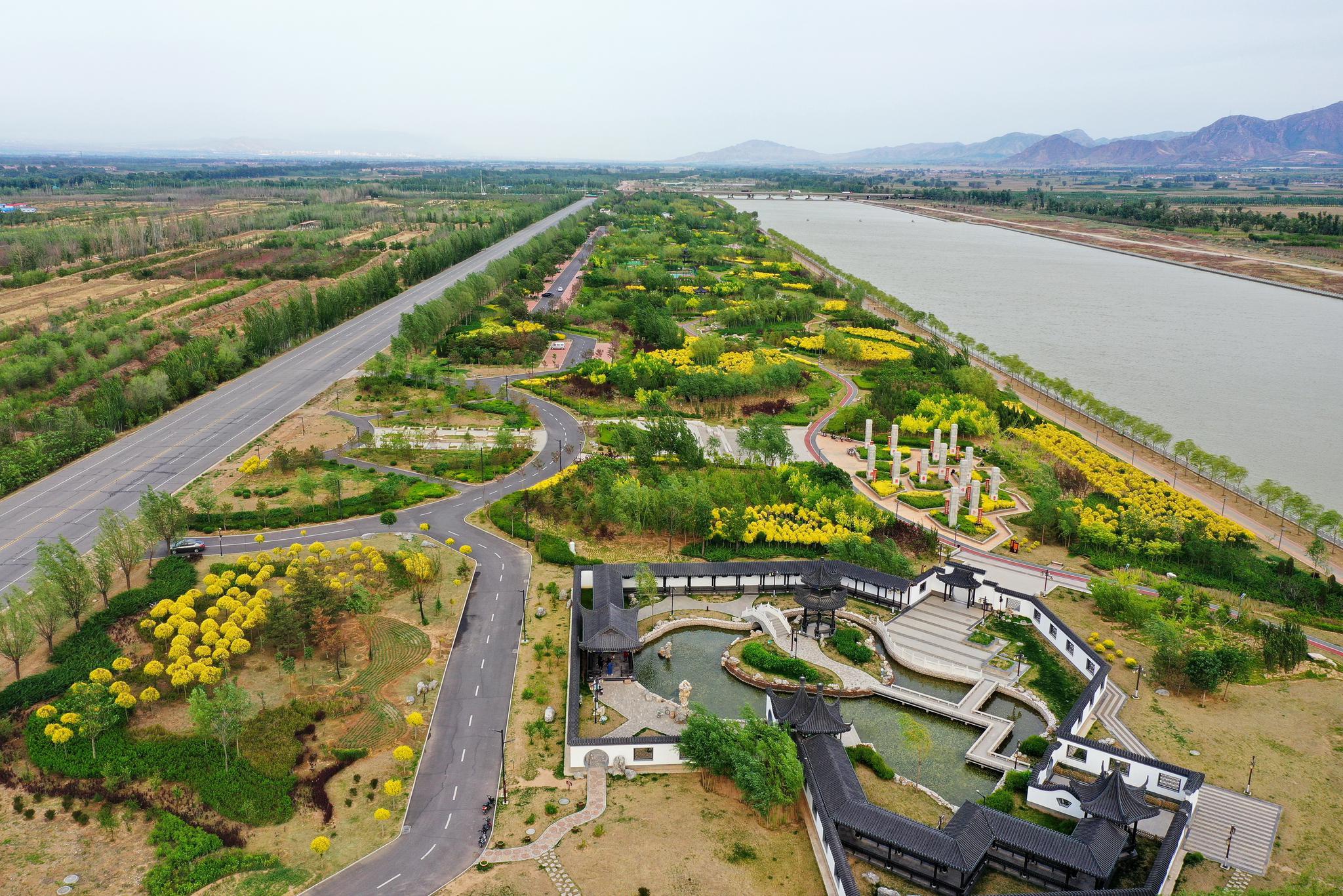 河北省涿鹿县桑干河滨河公园(5月19日摄,无人机照片).