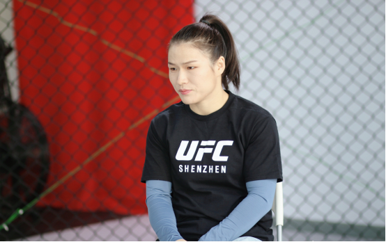 张伟丽虽然身材很健硕但也挺爱美的短发形象看着很有网红感