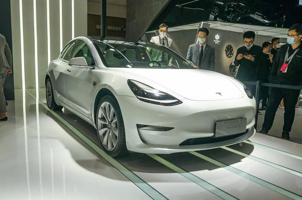 30万选电动车，洋货特斯拉Model 3更好还是国货极氪001更值？