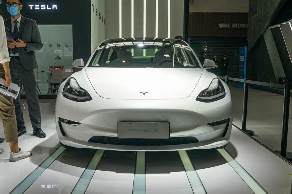 30万选电动车，洋货特斯拉Model 3更好还是国货极氪001更值？