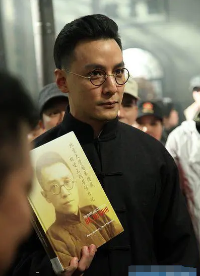 吴彦祖的帅气毋庸置疑,因为他的民国造型实在太帅,所以在胡适现身北大