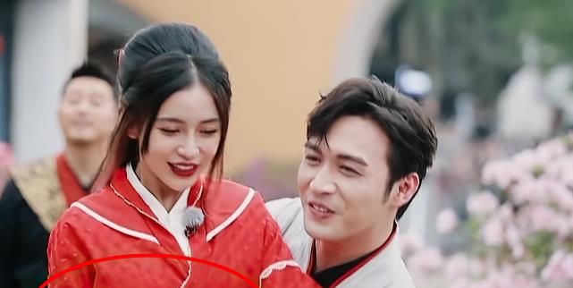 张彬彬当众公主抱Baby,却没人注意到郑恺反应,“周五cp”是真的休闲区蓝鸢梦想 - Www.slyday.coM 张彬彬当众公主抱Baby,却没人注意到郑恺反应,“周五cp”是真的休闲区蓝鸢梦想 - Www.slyday.coM