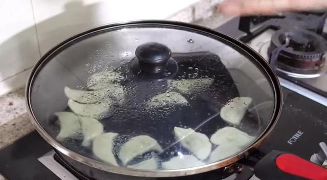 煮饺子,盖锅盖和不盖锅盖差别很大,难怪煮出来的饺子不一样