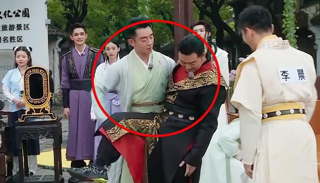 张彬彬当众公主抱Baby,却没人注意到郑恺反应,“周五cp”是真的休闲区蓝鸢梦想 - Www.slyday.coM 张彬彬当众公主抱Baby,却没人注意到郑恺反应,“周五cp”是真的休闲区蓝鸢梦想 - Www.slyday.coM