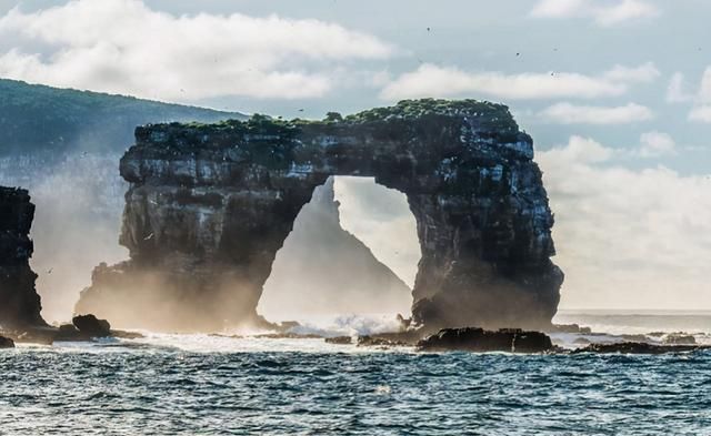 热门打卡地点达尔文拱门被侵蚀坍塌网友果然证明了进化论