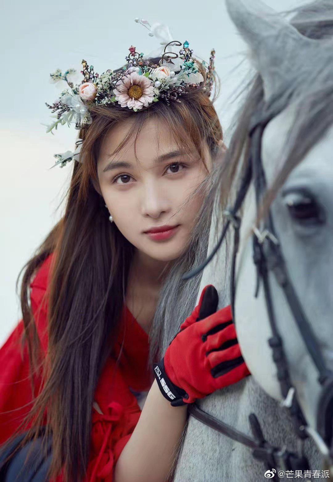 分享了一组大片画面中的她一袭红裙头戴花冠