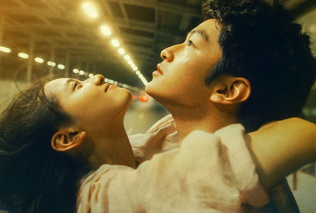 屈楚萧张婧仪新电影上映首播好评如潮口碑直追少年的你