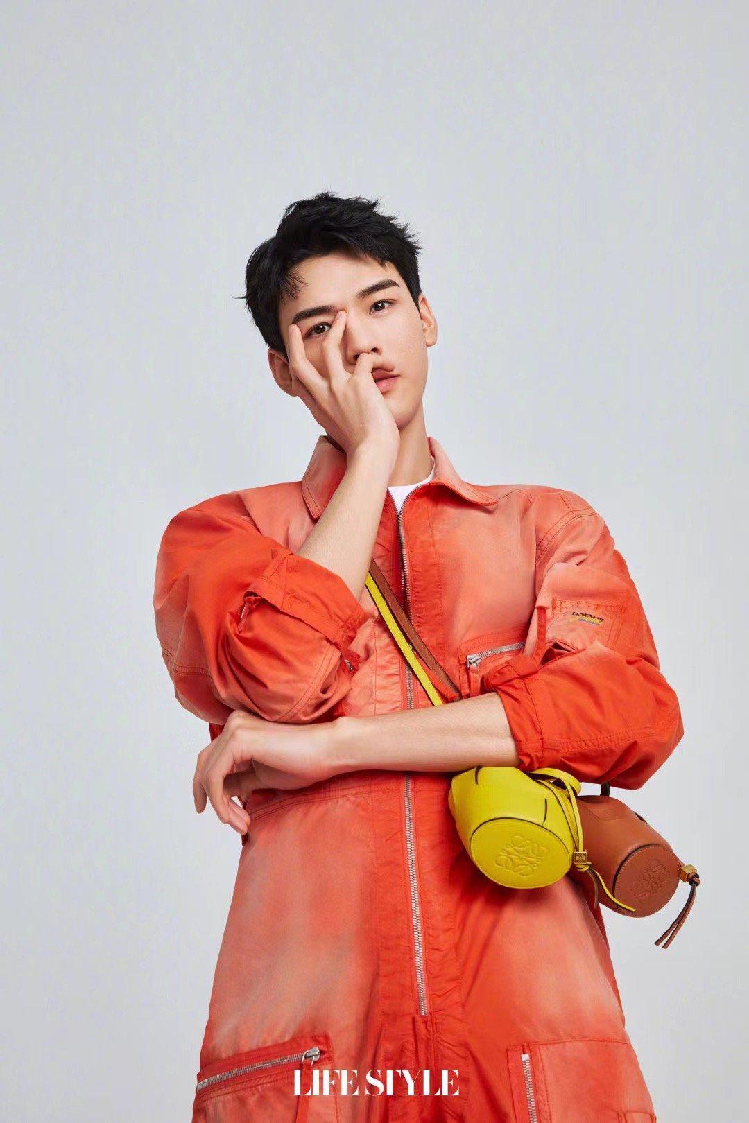 龚俊精品购物指南新刊封面写真,520最浪漫的表白