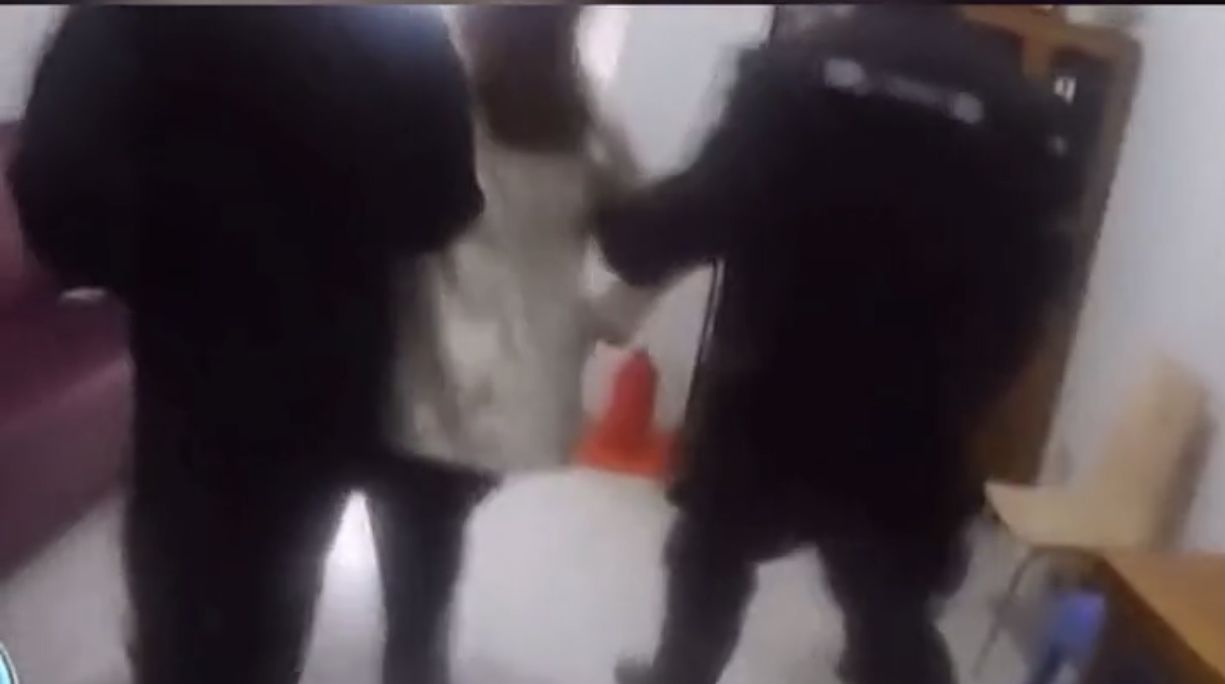 南京一女子与家人争吵往楼下扔菜刀,险砸到婴儿车,现已被刑拘休闲区蓝鸢梦想 - Www.slyday.coM 南京一女子与家人争吵往楼下扔菜刀,险砸到婴儿车,现已被刑拘休闲区蓝鸢梦想 - Www.slyday.coM