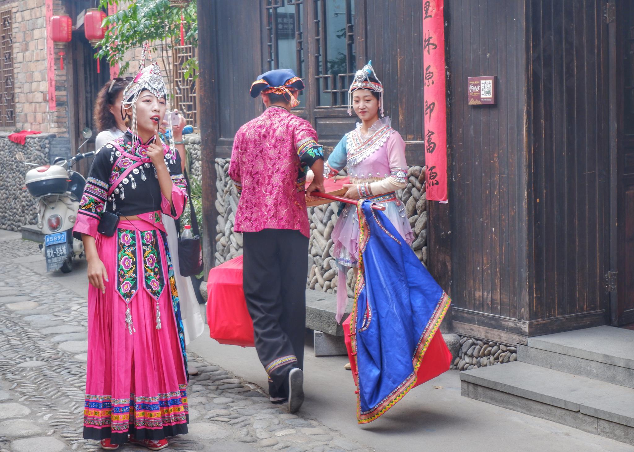 浙江的少数民族自治县，去当地村落偶遇婚礼，新娘要吃千斤饭休闲区蓝鸢梦想 - Www.slyday.coM