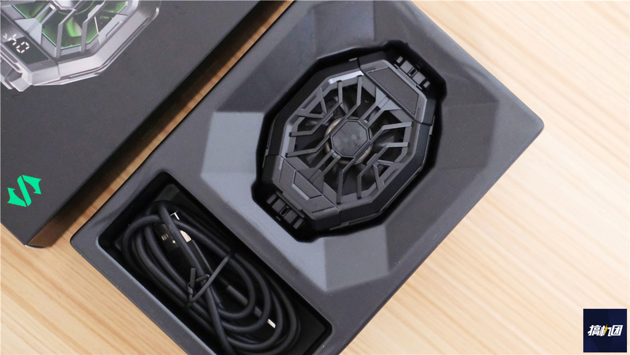 是时候升级手游装备了:黑鲨散热背夹2pro 圈铁耳机组合体验!