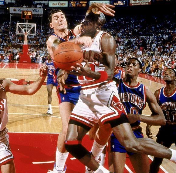 NBA打球谁最脏?马龙铁肘打晕罗宾逊,格林鹰爪功击倒詹姆斯休闲区蓝鸢梦想 - Www.slyday.coM