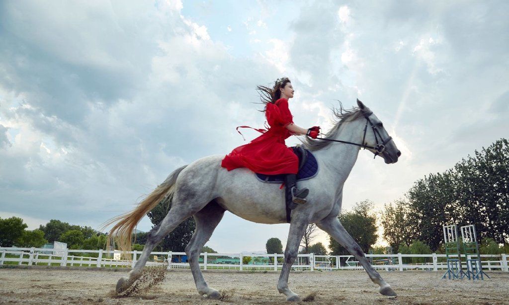 孙嘉璐花冠公主骑马大片花冠红衣骏马美人英姿飒爽唯美动人