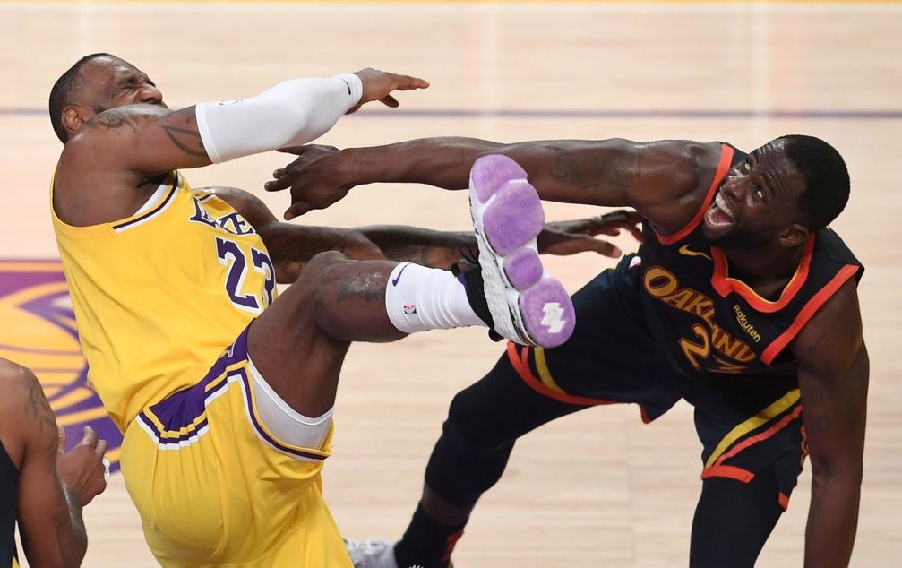 格林戳眼防守为什么只给了普通犯规nba为了收视率脸都不要了