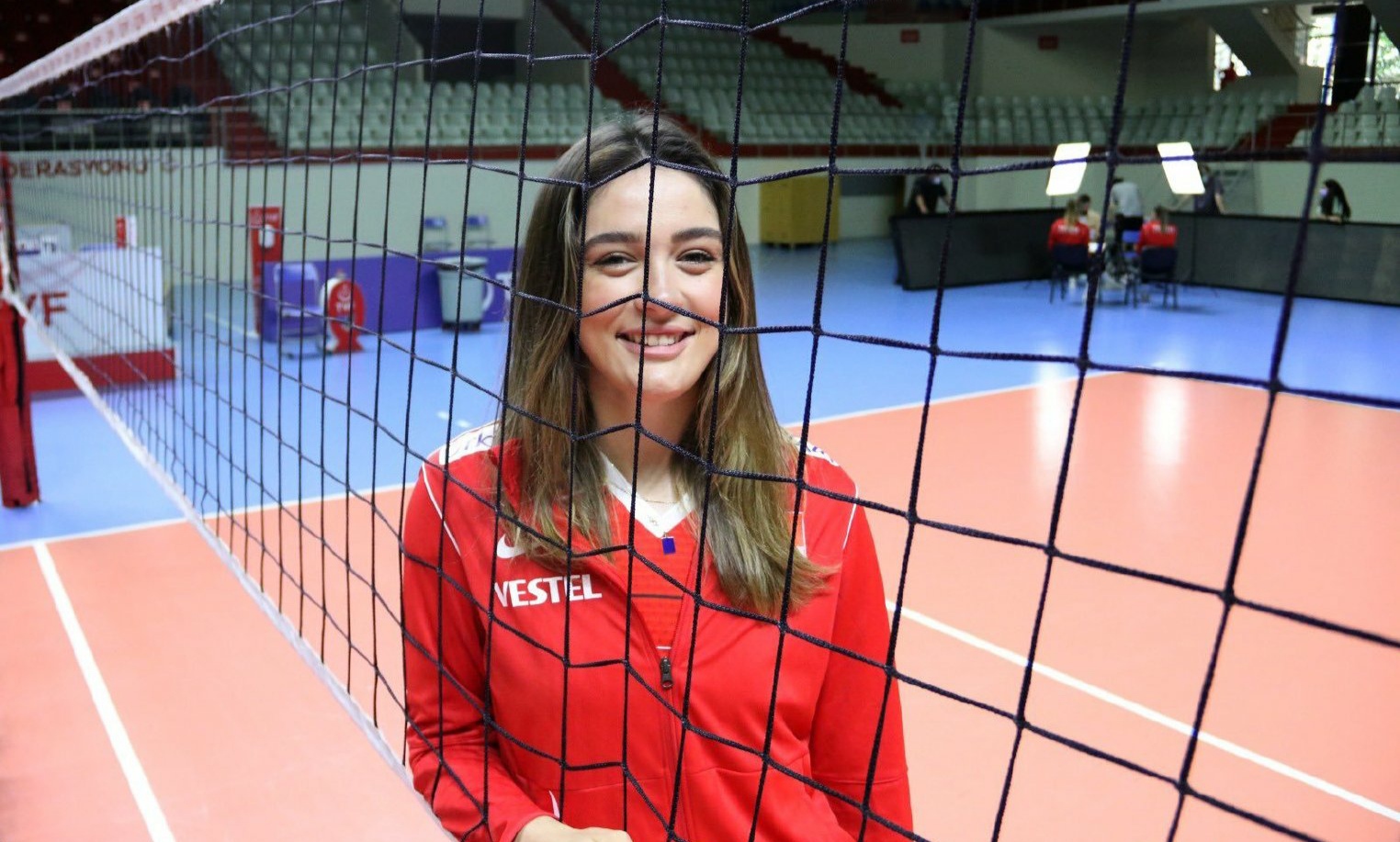 本次出征意大利世联赛,土耳其女排一共带上5名副攻,包括老将队长艾达