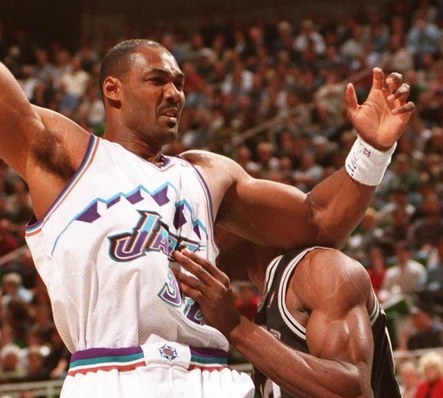 NBA打球谁最脏?马龙铁肘打晕罗宾逊,格林鹰爪功击倒詹姆斯休闲区蓝鸢梦想 - Www.slyday.coM