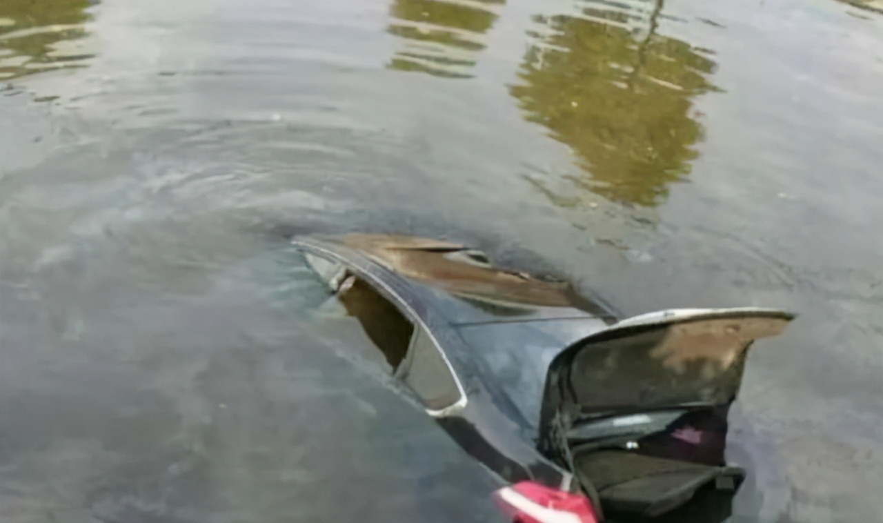 比如有些车辆在开车的时候不知道为什么往水里冲,这样人为的事故如果