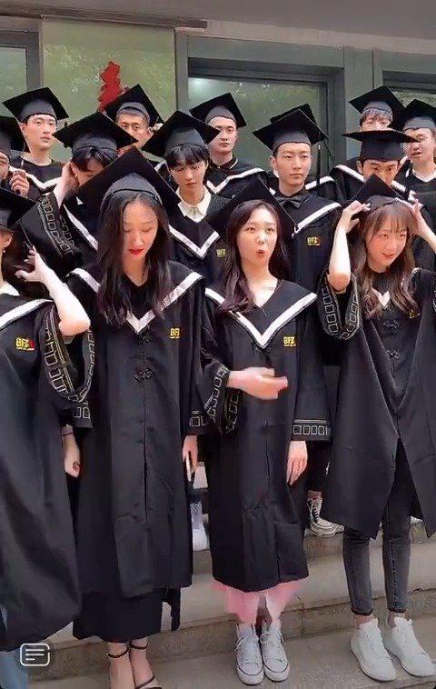 王俊凯学士服 穿学士服戴学士帽的新鲜小凯!