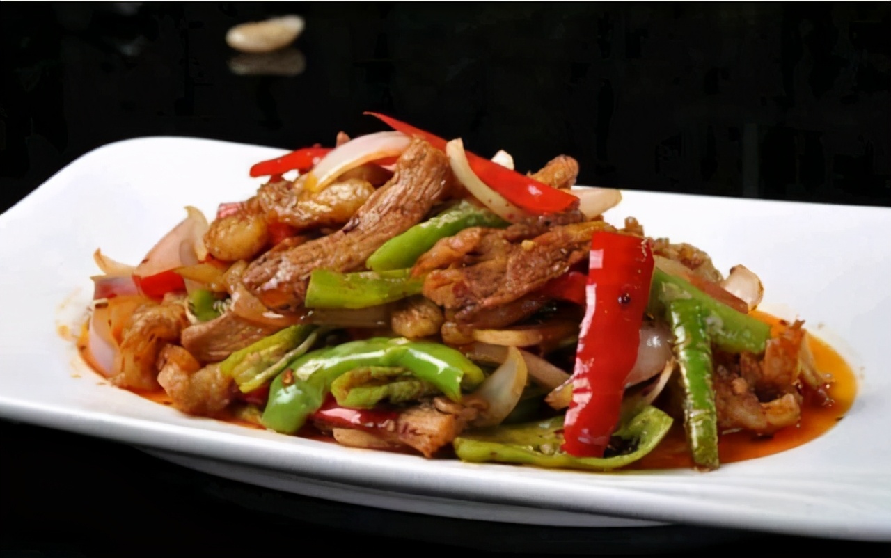 美食看点>正文>回锅牛肉10,最后放入葱段,调入适量鸡粉,即可9,将腐竹