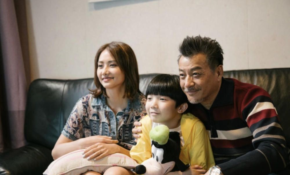 而到了《香港爱情故事》,石修和小花刘温馨更是上演