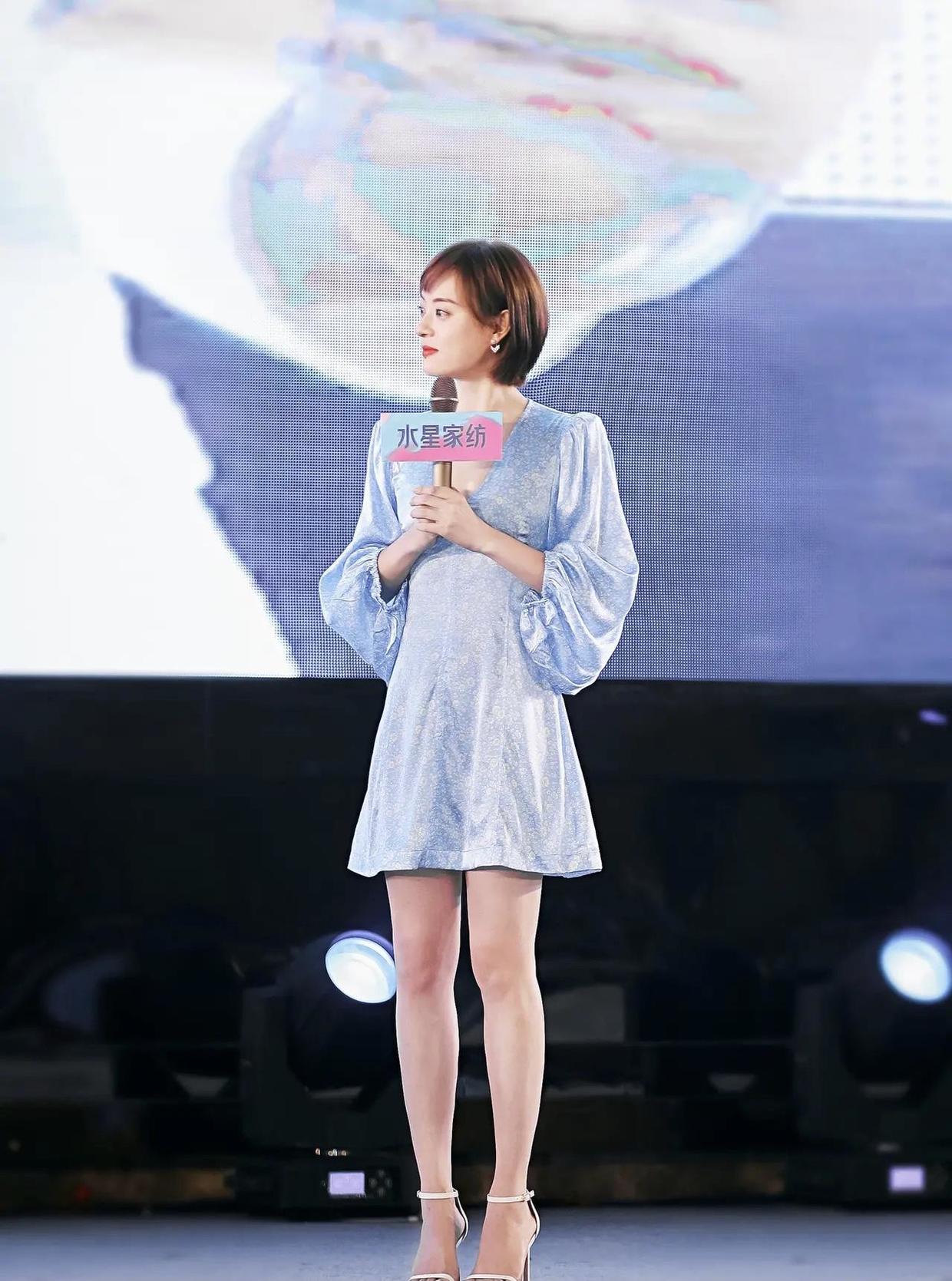 孙俪又成功扮少女穿灯笼裙甜美俏皮剪利落短发依旧娇俏可爱