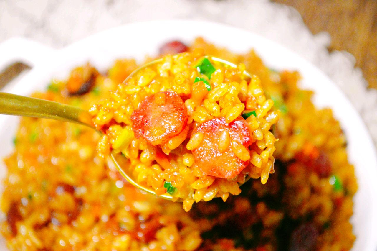 好吃还简单的腊味炒饭,炒一炒,10分钟轻松就能做好,特香